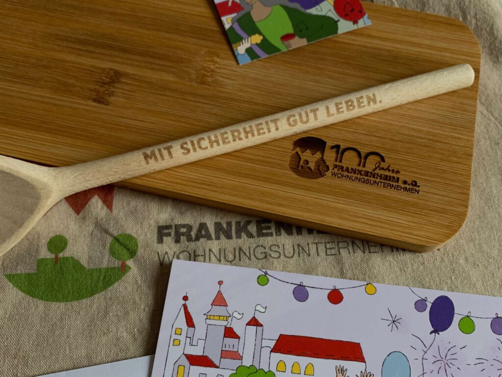 Jumbiläumsdekoration; Löffel, Schneidebrett und Tüte mit Logo